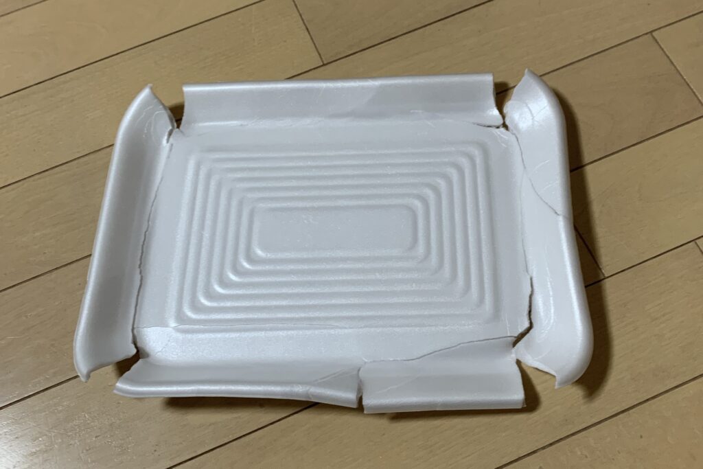 手で切り込んだ食品トレイ