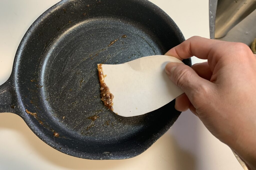 フライパンに付いた油汚れを取り除く手作りの牛乳パックのヘラ