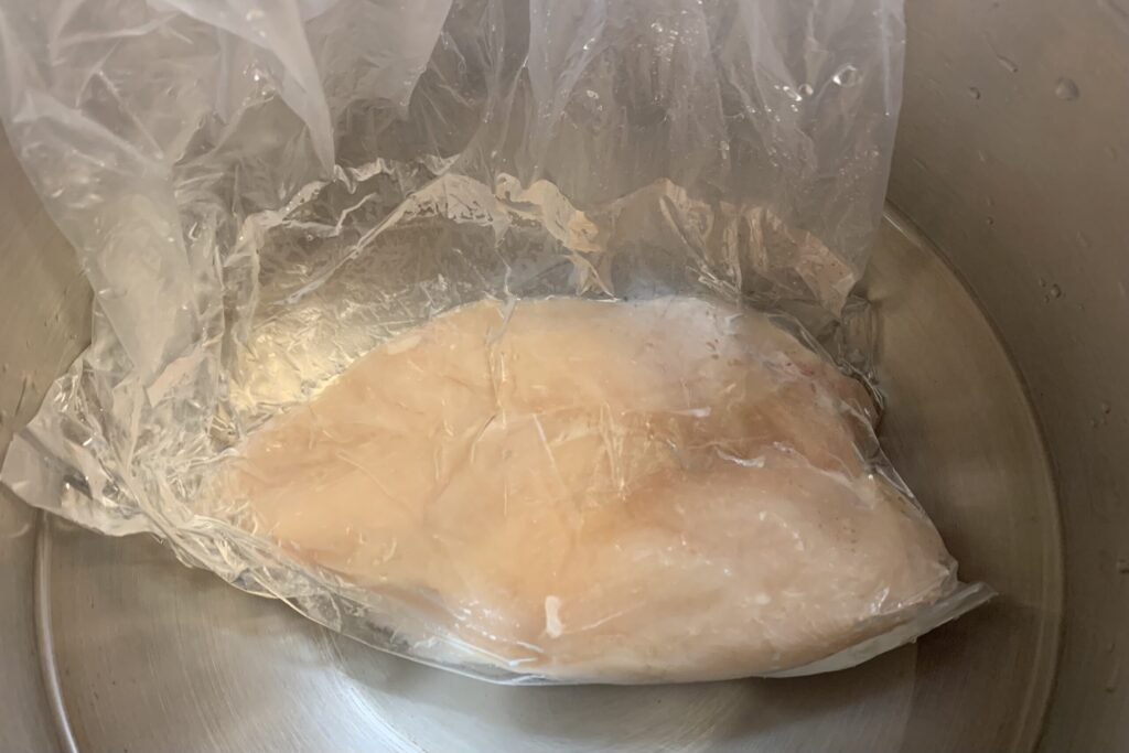 湯せん調理するサラダチキン
