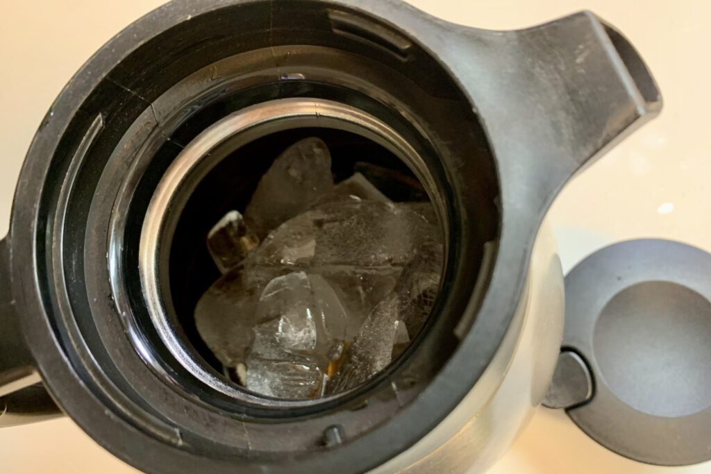 24時間経過した卓上ポットに入れた氷