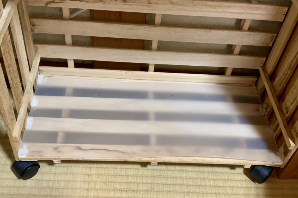 簀で作った棚の底に、PPシートを置いた様子