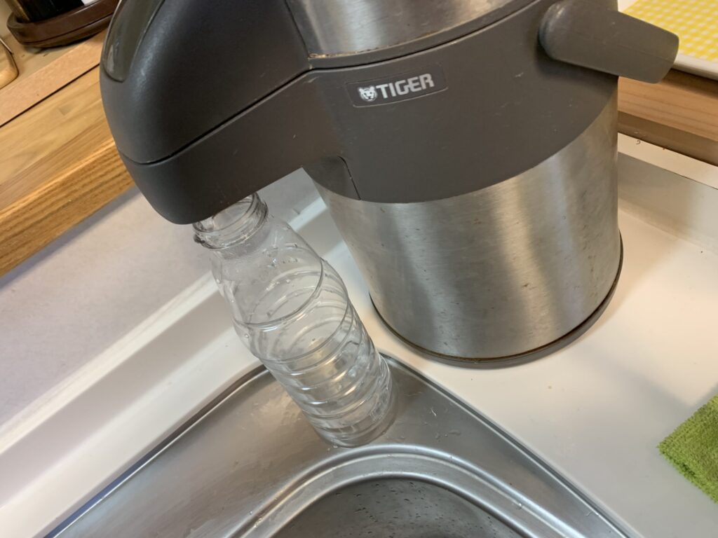 ペットボトルに熱湯を注いでいる様子