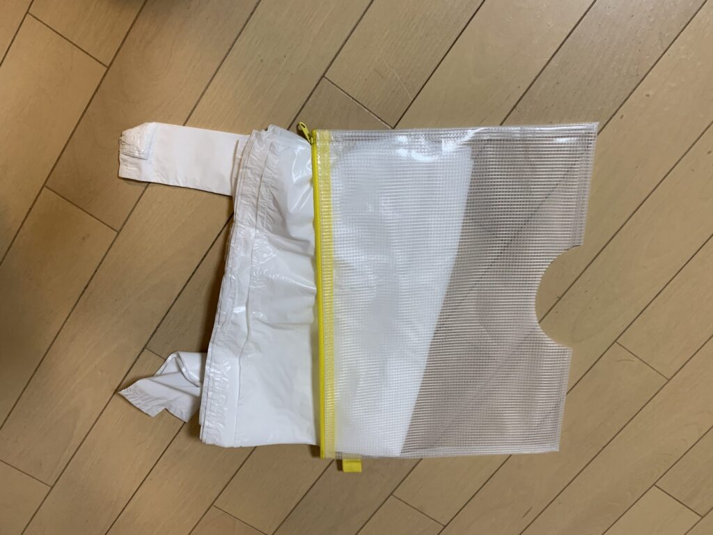 三つ折りにしてケースに入れているポリ袋