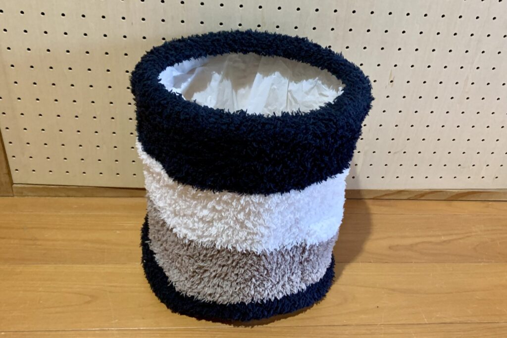 腹巻きを付けたゴミ箱