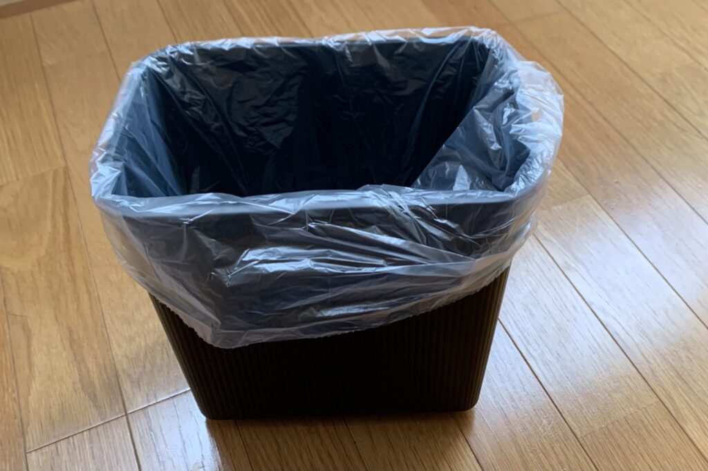 ゴミ袋がはみ出ているゴミ箱