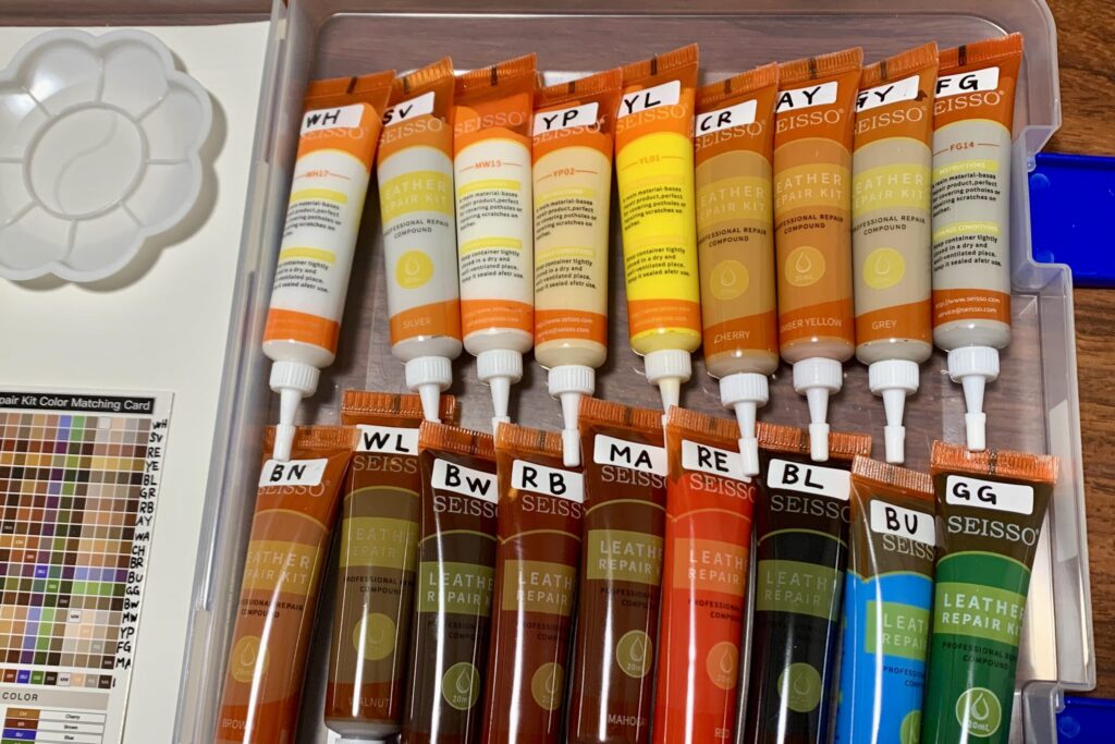 色の名前を書いたシールを貼った、レザーリペア