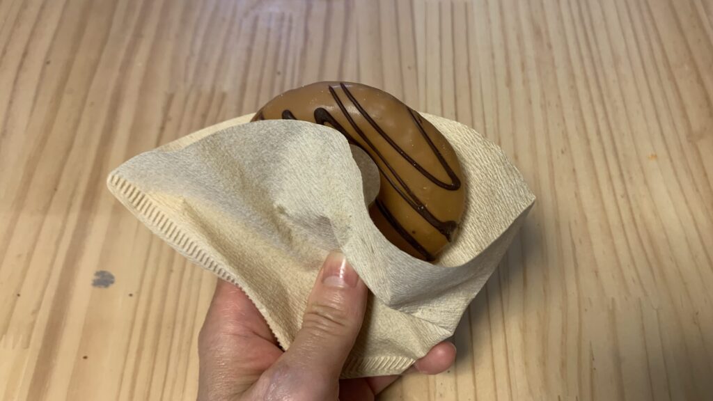 コーヒーフィルターに入れたドーナツ