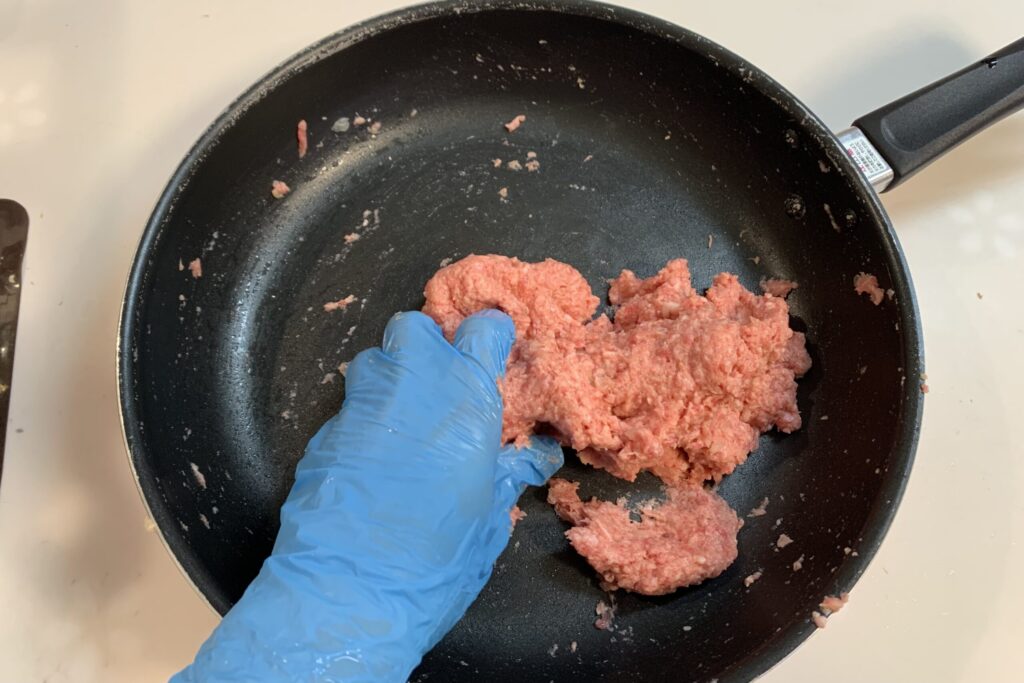 フライパンの上でこねるハンバーグ
