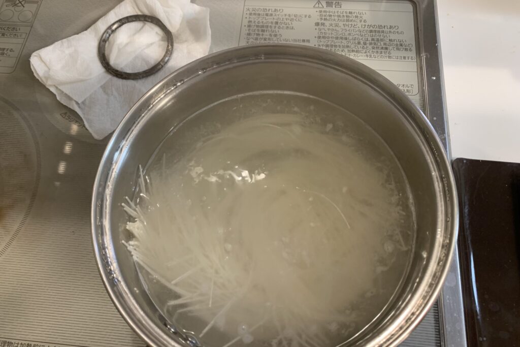 てつまるを入れて湯がいた素麺