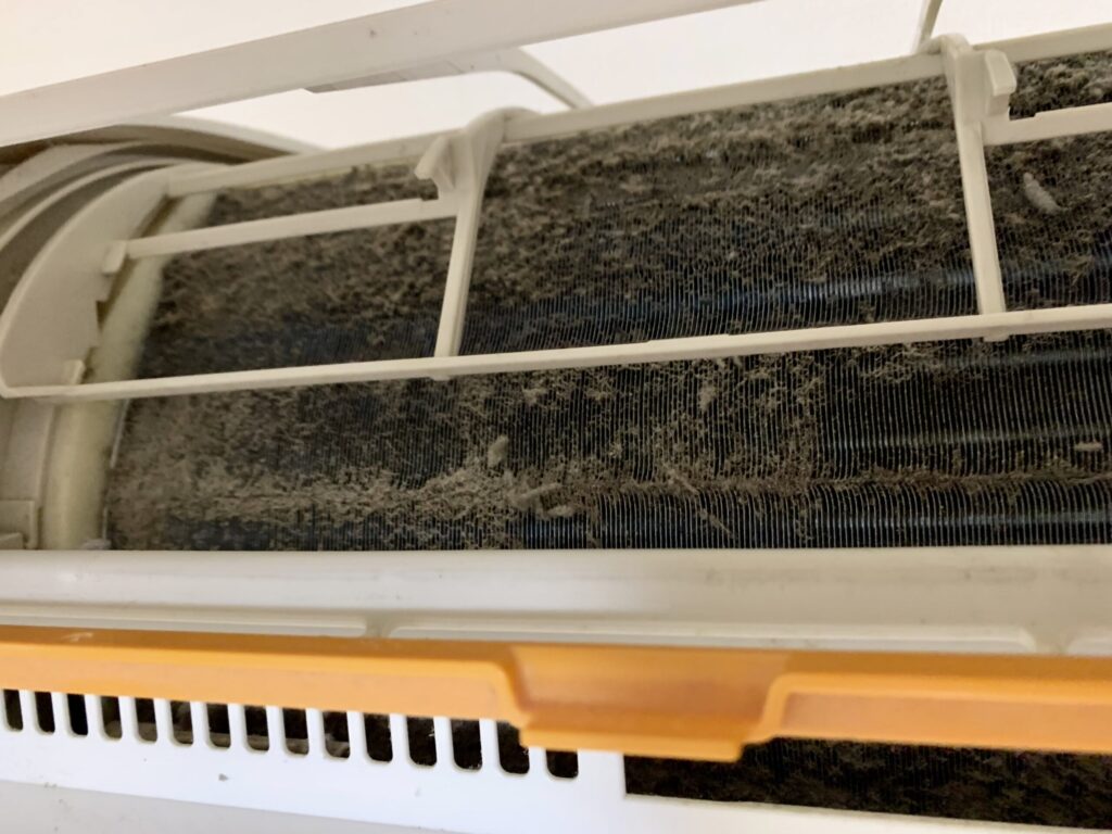 アルミフィンにホコリがたまったエアコン