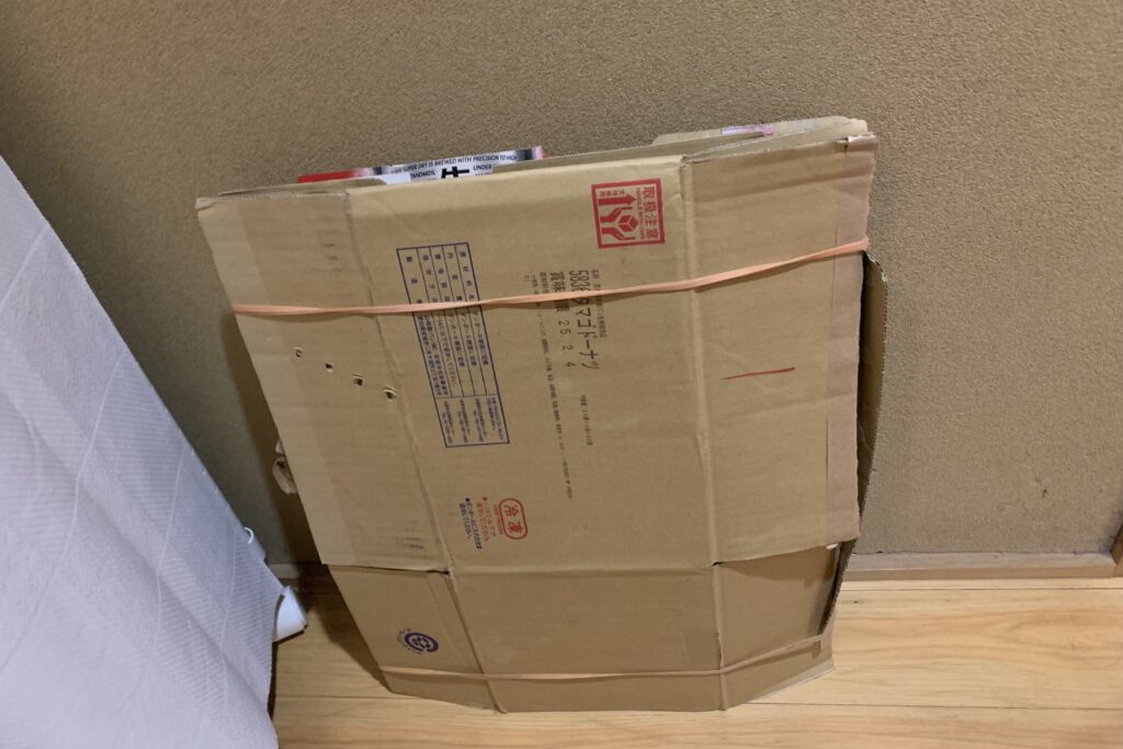 ゴムバンドで束ねた段ボール